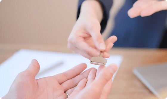 ペットシッターがお客様に直接鍵を返す様子