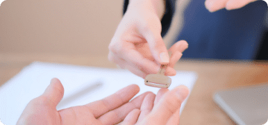 ペットシッターがお客様に直接鍵を返す様子