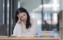 仕事の残業で猫の散歩にいけないのを困っている様子