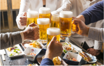 猫を自宅に置いて飲み会で乾杯している様子