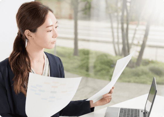 ペットシッターがシッティング報告書を作成している様子