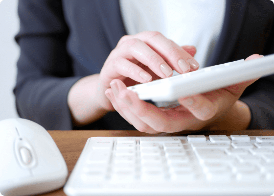 ペットシッターが電卓を使って保証金を計算している様子