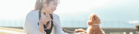 女性ペットシッターが犬をお世話している様子
