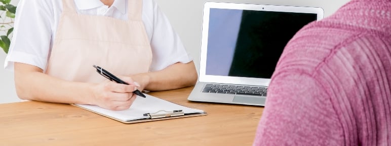 女性が電卓を押す様子