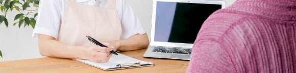 ペットシッターがカウンセリングをする様子